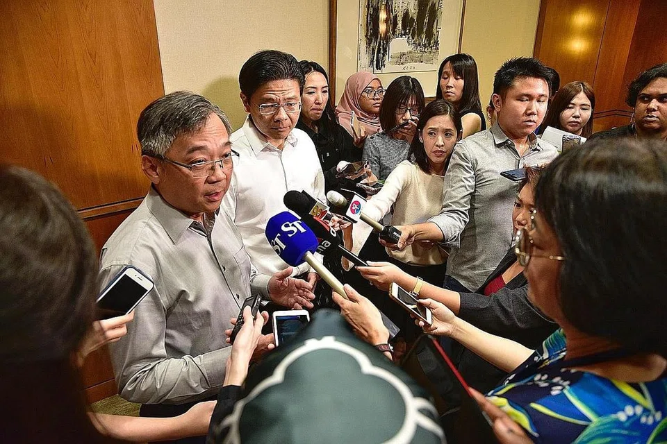 PASUKAN BERTINDAK: Menteri Kesihatan ketika itu, Encik Gan Kim Yong (kiri), bersama Menteri Pembangunan Negara ketika itu, Encik Lawrence Wong (belakang, dua dari kiri), mengumumkan pembentukan MTF kepada media pada 22 Januari 2020, sehari sebelum Singapura mengesahkan kes jangkitan pertama di negara ini. - Foto fail