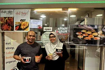 Pemilik Yummy Takoyaki, Cik Suryanie Ismail, bersama suaminya, Encik Andriko Ali, mengusahakan perniagaan ‘takoyaki’ sejak 10 tahun lalu.