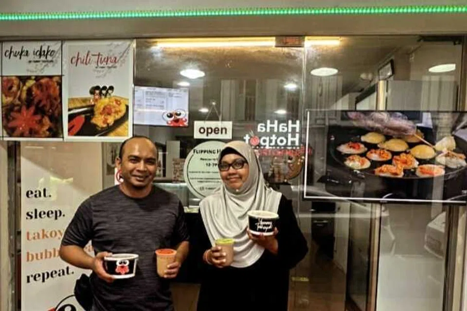 Pemilik Yummy Takoyaki, Cik Suryanie Ismail, bersama suaminya, Encik Andriko Ali, mengusahakan perniagaan ‘takoyaki’ sejak 10 tahun lalu.