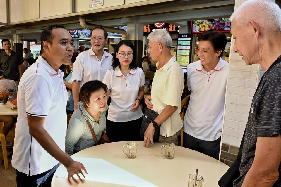 Anggota GRC Chua Chu Kang yang terdiri daripada Encik Zhulkarnain Abdul Rahim (kiri); Menteri Tenaga Manusia merangkap Menteri Bertanggungjawab bagi Tenaga, Sains dan Teknologi, Dr Tan See Leng (tiga dari kiri); Dr Choo Pei Ling (empat dari kiri); dan Pemangku Menteri Pengangkutan, Encik Jeffrey Siow (dua dari kanan)  mengadakan sesi meninjau kejiranan di Blok 143 Teck Whye Lane pada pagi 10 Ogos sempena 100 hari pasukan itu dilantik sejak Pilihan Raya Umum 2025 (GE2025). 