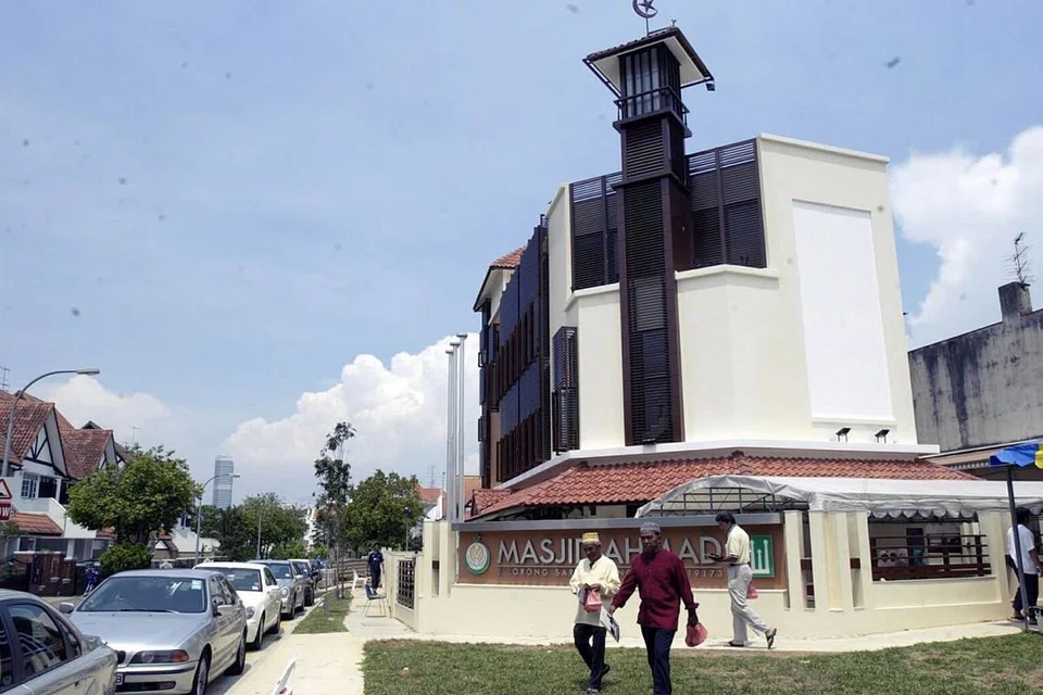 MASJID YANG TERJEJAS: Masjid Temenggong Daeng Ibrahim di Telok Blangah, Masjid Ahmad di Pasir Panjang (atas), dan Masjid En-Naeem di Hougang. Tempahan bagi solat berjemaah di masjid itu secara automatik dibatalkan kata Majlis Ugama Islam Singapura (Muis) dalam satu kenyataan di Facebook semalam. - Foto fail BH 