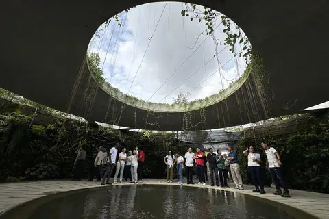 Pengunjung menikmati Taman Tenggelam di Taman Jepun.