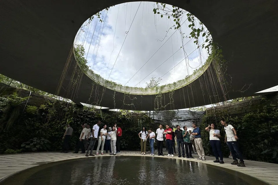 Pengunjung menikmati Taman Tenggelam di Taman Jepun.
