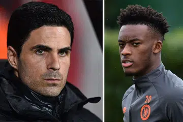 DIUJI POSITIF: Pengurus Arsenal Mikel Arteta (kiri) dan pemain sayap Chelsea Callum Hudson-Odoi (kanan) disahkan menjangkiti koronavirus. - Foto-foto AFP
