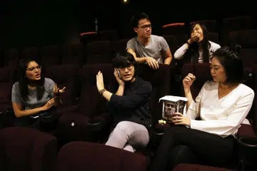 Perangai penonton di pawagam yang tidak menjaga etika menonton wayang seperti berbual kuat ketika tayangan filem sudah bermula boleh membingitkan keadaan khususnya buat pengulas atau pengkritik filem.