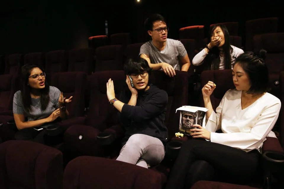 Perangai penonton di pawagam yang tidak menjaga etika menonton wayang seperti berbual kuat ketika tayangan filem sudah bermula boleh membingitkan keadaan khususnya buat pengulas atau pengkritik filem.