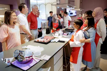 Menteri Kanan, Encik Lee Hsien Loong (tiga dari kiri), menghadiri sebuah acara semasa perasmian Kelab Masyarakat Buangkok  pada 28 Julai.