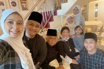 SOKONG SENTIASA: Cik Marina (kiri) bersama suaminya Encik Adel (dua dari kiri) serta anak-anak mereka, (dari belakang, kanan) Noshin Putri, Ayra Putri, Alya Putri dan Dayyan Putra (depan, kanan) sentiasa menziarahi Encik Ahmad (tiga dari kiri) dan Cik Som hampir setiap hujung minggu. - Foto-foto ihsan MARINA YUSOFF