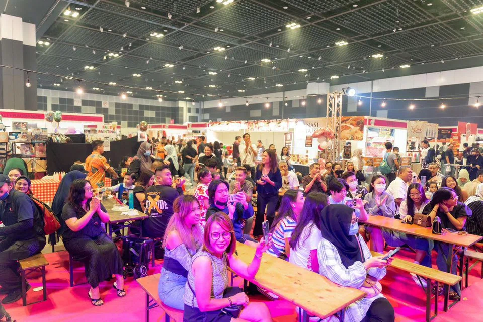 PELUANG PERNIAGAAN: Syarikat penganjur acara setempat boleh merebut peluang dari anjuran konsert besar di Singapura.  