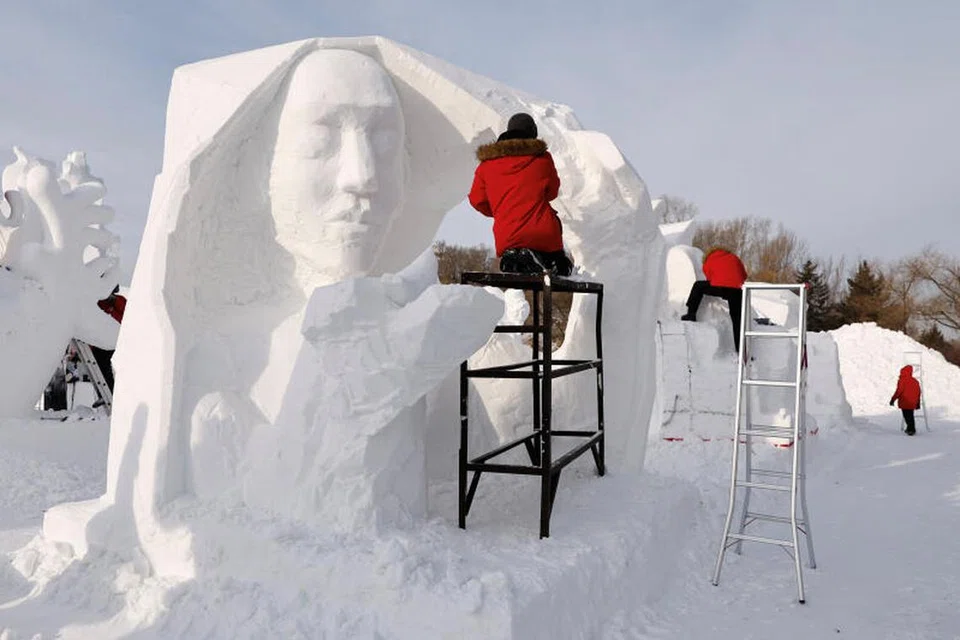 SEMANGAT GIGIH PENGUKIR ARCA AIR BATU: Di Pesta Air Batu Harbin, China, anda berpeluang melihat aksi pengukir ais yang tekun menyiapkan kerja seni mereka.