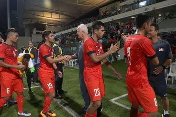 Bernd Stange (tengah) bersama pemainnya selepas kemenangan 2-1 ke atas Myanmar dalam perlawanan terakhir di padang sendiri minggu lepas. Kejayaan itu gagal diulangi apabila pasukan Singa kalah 1-2 kepada Afghanistan di Teheran pada Selasa (29 Mac) malam. 
