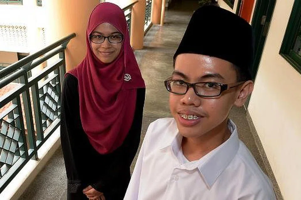 BERJAYA BERSAMA: Selain mengikuti pelajaran di dalam bilik darjah, Siti Noor Az-Zahara dan Faisal masih menyertai kelas tambahan dan program mentor bagi membantu pelajar menengah lima mengharungi peperiksaan GCE Peringkat 'O'. - Foto TUKIMAN WARJI
