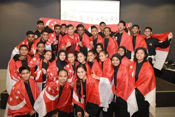 KEJOHANAN PENCAK SILAT SEDUNIA: Anggota pasukan silat Singapura bergambar bersama ketua Sport Singapore Lim Teck Yin (berbaju merah) selepas satu upacara menjelang Kejohanan Pencak Silat Sedunia ke-18, pada 10 Disember 2018.