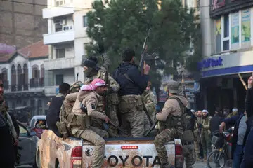 Pemberontak Syria meraikan kejayaan mereka selepas mengambil alih Damsyik, di Homs, Syria, 8 Disember 2024. Pada hari tersebut, pemberontak Syria memasuki Damsyik dan mengumumkan melalui siaran televisyen tentang ‘Pembebasan bandar Damsyik dan penggulingan Bashar al-Assad’, serta pembebasan semua tahanan. Mereka turut menyeru angkatan tentera Syria untuk mengosongkan institusi awam Syria, yang akan berada di bawah kawalan Perdana Menteri Syria sementara sehingga majlis penyerahan rasmi diadakan.