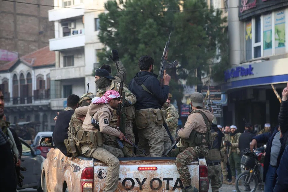Pemberontak Syria meraikan kejayaan mereka selepas mengambil alih Damsyik, di Homs, Syria, 8 Disember 2024. Pada hari tersebut, pemberontak Syria memasuki Damsyik dan mengumumkan melalui siaran televisyen tentang ‘Pembebasan bandar Damsyik dan penggulingan Bashar al-Assad’, serta pembebasan semua tahanan. Mereka turut menyeru angkatan tentera Syria untuk mengosongkan institusi awam Syria, yang akan berada di bawah kawalan Perdana Menteri Syria sementara sehingga majlis penyerahan rasmi diadakan.