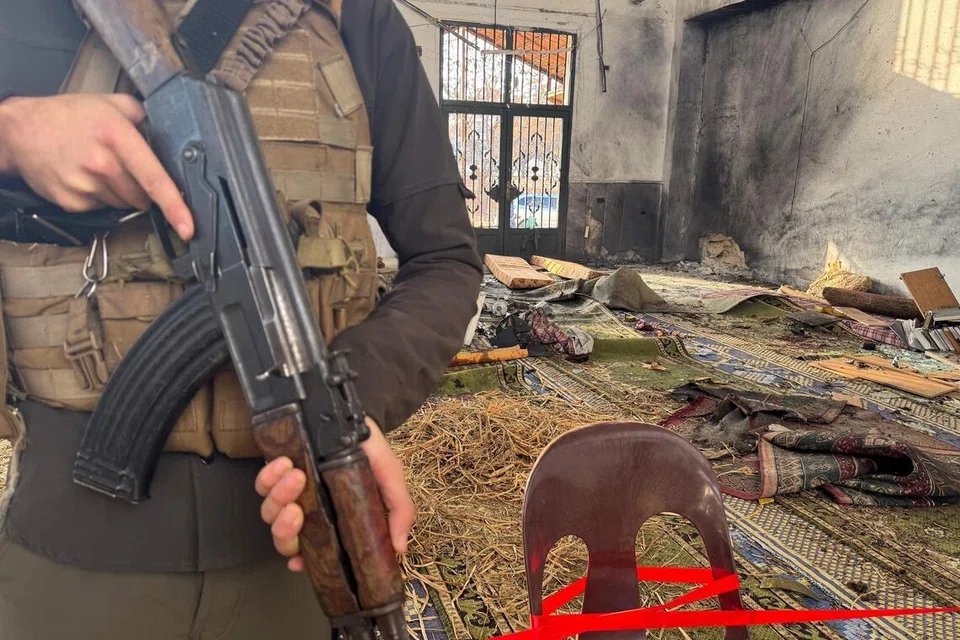 Beginilah keadaan dalam Masjid Imam Ali ibn Abi Talib selepas satu letupan berlaku di kejiranan Wadi al-Dahab, Homs, Syria, pada 26 Disember 2025. Letupan maut itu menyasarkan sebuah masjid di kawasan majoriti Alawiyah di Homs, mengorbankan sekurang-kurangnya enam orang sementara 21 yang lain cedera. 