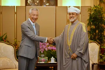 KUKUH HUBUNGAN DUA HALA: Perdana Menteri, Encik Lee Hsien Loong (kiri), bertemu Sultan Haitham Bin Tarik di Istana pada 14 Disember. 