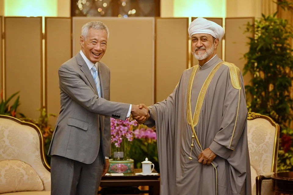 KUKUH HUBUNGAN DUA HALA: Perdana Menteri, Encik Lee Hsien Loong (kiri), bertemu Sultan Haitham Bin Tarik di Istana pada 14 Disember. 