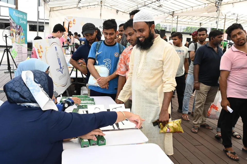 Sekitar 1,000 pekerja migran Muslim berkumpul di Pusat Rekreasi (RC) Sembawang untuk acara sambutan Hari Raya pada 21 April.