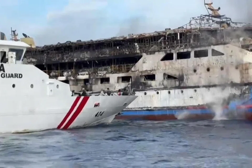 Paparan skrin yang diambil daripada video yang dikeluarkan oleh Agensi Mencari dan Menyelamat Nasional Indonesia (BASARNAS) dan Pengawal Pantai Indonesia, menunjukkan feri KM Barcelona 5 selepas berlaku kebakaran ketika dalam perjalanan ke Manado, ibu negeri wilayah Sulawesi Utara. Kebakaran feri di Indonesia pada 20 Julai 2025 itu meragut sekurang-kurangnya lima nyawa.