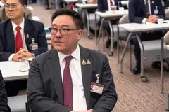 (GAMBAR FAIL) Julapun Amornvivat, Ahli Parlimen Parti Pheu Thai bagi wilayah Chiang Mai, menghadiri mesyuarat parti bagi menentukan calon perdana menteri di Parlimen Bangkok pada 15 Ogos 2024.
Salah satu parti politik terbesar Thailand, Pheu Thai, yang diasaskan oleh bekas Perdana Menteri Thaksin Shinawatra, telah memilih Julapun Amornvivat sebagai ketua baru pada 31 Oktober 2025, demikian menurut kenyataan parti itu.
Pelantikan tersebut dibuat susulan peletakan jawatan anak perempuan Thaksin, Paetongtarn Shinawatra, selepas mahkamah mendapati beliau bersalah melanggar etika berkaitan pertikaian sempadan dengan Kemboja semasa beliau memegang jawatan sebagai perdana menteri.