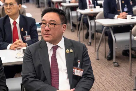 (GAMBAR FAIL) Julapun Amornvivat, Ahli Parlimen Parti Pheu Thai bagi wilayah Chiang Mai, menghadiri mesyuarat parti bagi menentukan calon perdana menteri di Parlimen Bangkok pada 15 Ogos 2024.
Salah satu parti politik terbesar Thailand, Pheu Thai, yang diasaskan oleh bekas Perdana Menteri Thaksin Shinawatra, telah memilih Julapun Amornvivat sebagai ketua baru pada 31 Oktober 2025, demikian menurut kenyataan parti itu.
Pelantikan tersebut dibuat susulan peletakan jawatan anak perempuan Thaksin, Paetongtarn Shinawatra, selepas mahkamah mendapati beliau bersalah melanggar etika berkaitan pertikaian sempadan dengan Kemboja semasa beliau memegang jawatan sebagai perdana menteri.