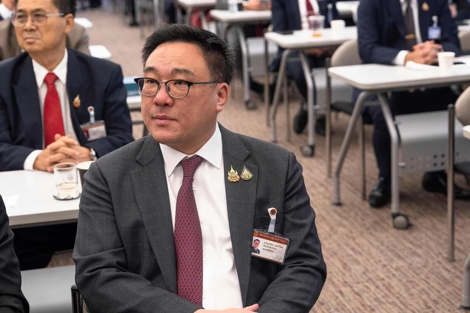 (GAMBAR FAIL) Julapun Amornvivat, Ahli Parlimen Parti Pheu Thai bagi wilayah Chiang Mai, menghadiri mesyuarat parti bagi menentukan calon perdana menteri di Parlimen Bangkok pada 15 Ogos 2024.
Salah satu parti politik terbesar Thailand, Pheu Thai, yang diasaskan oleh bekas Perdana Menteri Thaksin Shinawatra, telah memilih Julapun Amornvivat sebagai ketua baru pada 31 Oktober 2025, demikian menurut kenyataan parti itu.
Pelantikan tersebut dibuat susulan peletakan jawatan anak perempuan Thaksin, Paetongtarn Shinawatra, selepas mahkamah mendapati beliau bersalah melanggar etika berkaitan pertikaian sempadan dengan Kemboja semasa beliau memegang jawatan sebagai perdana menteri.