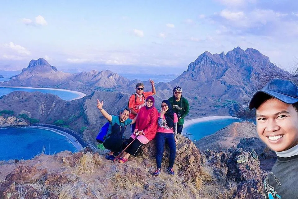 PEMANDANGAN INDAH: Tiada perkataan boleh menggambarkan pemandangan Pulau Padar yang terbentang indah. Berlatarbelakangkan landskap yang lasak, perairan air dari tiga teluk berwarna kehijauan amat sempurna untuk bergambar.