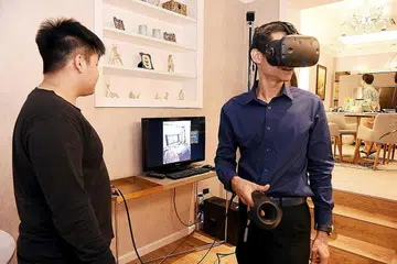 REALITI MAYA: Seorang pelanggan memakai gogal realiti maya (VR) untuk melihat 'hasil' ubah elok rumahnya sebelum kerja ubah elok dijalankan di firma Vivere Design Studio. - Foto-foto VIVERE DESIGN STUDIO