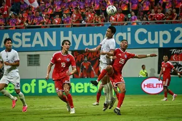 Shawal Anuar (kanan) berebut bola dengan pemain Thailand sambil diperhatikan oleh Jacob Mahler (dua dari kiri) dalam pusingan pertama peringkat separuh akhir Piala Asean Hyundai pada 15 Ogos.