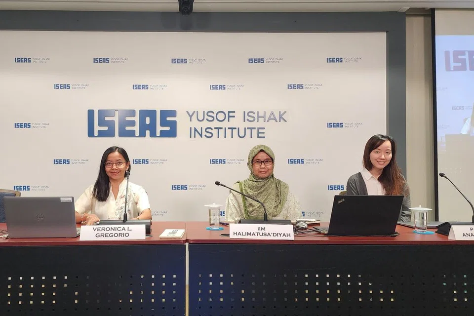 Anggota penyelidik bagi kajian Keterlibatan Belia dan Sivik di Asia Tenggara, (dari kiri) pensyarah di Kolej Ilmu Kemanusiaan 
dan Sains (Bahagian Sains Sosial) dan Felo Bersekutu,
Program Kajian Sosial dan Kebudayaan Serantau (RCSS) Iseas, Dr Veronica L. Gregorio; Felo Pelawat Program RCSS Iseas-Institut Yusof Ishak, Profesor Iim Halimatusa’diyah; dan Zamil Pelawat Program RCSS Iseas – Institut Yusof Ishak, Dr Panarat Anamwathana, membentangkan hasil kajian mereka dalam satu simposium di Pengajian Asia Tenggara (Iseas)-Institut Yusof Ishak pada 21 Januari.