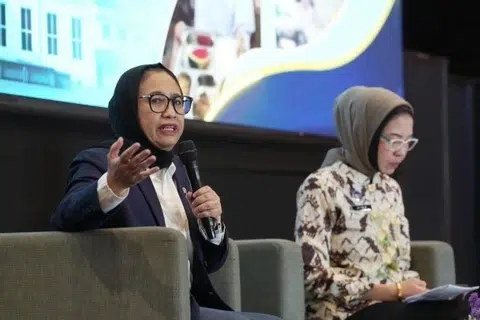 Nanik Sudaryati Deyang (kiri) berucap dalam satu sesi berkaitan program Makanan Berkhasiat Percuma (MBG) di Indonesia. Nanik yang baru dilantik mengetuai Agensi Pemakanan Nasional (BGN) memberi jaminan akan memperkukuh pengurusan program itu menerusi langkah penjimatan bajet, pemantauan lebih ketat dan pematuhan SOP selepas skandal rasuah menggoncang agensi berkenaan.
