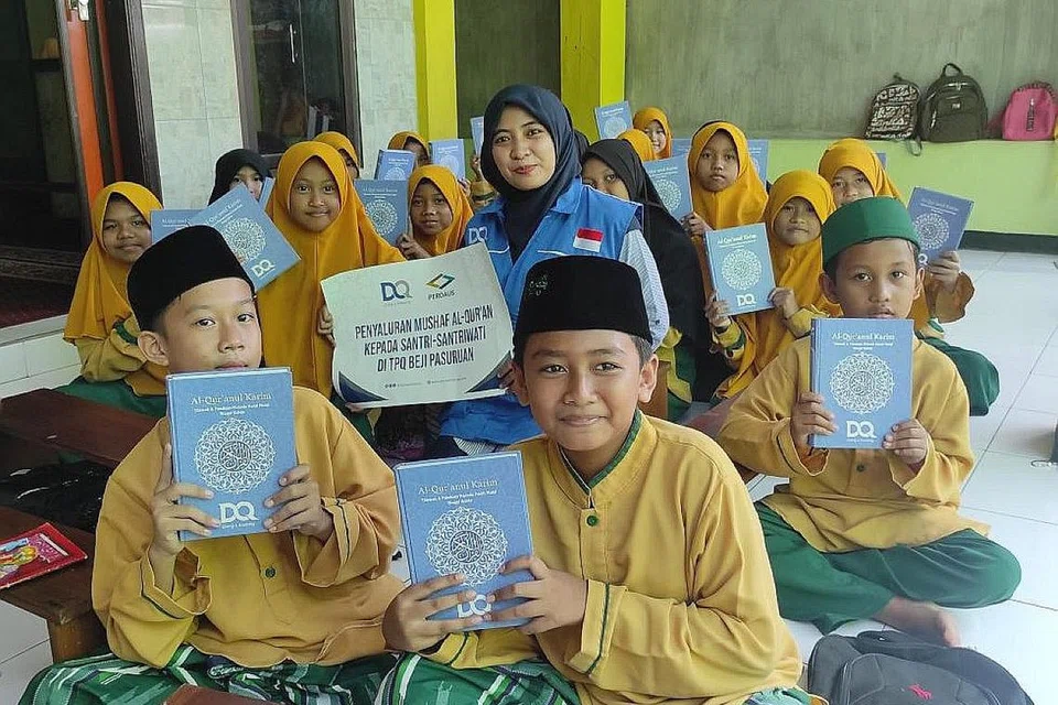 DOMPET AL-QURAN: Para penerima Mushaf Al-Qur'an di Jawa Timur, Indonesia, hasil daripada sumbangan penderma Singapura.