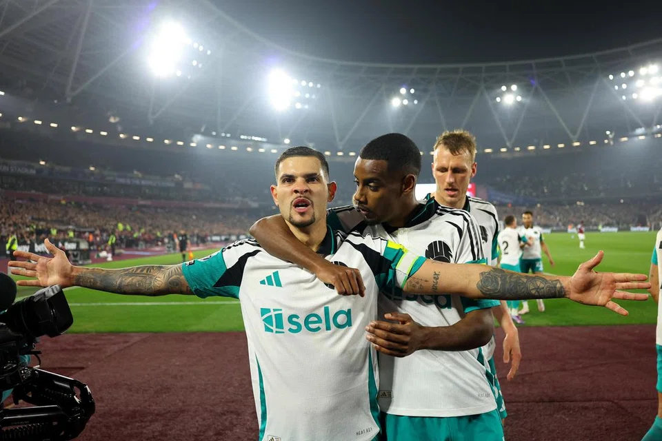 Pemain tengah Newcastle, Bruno Guimaraes, meraikan gol bersama penyerang Newcastle, Alexander Isak. Ketangkasan dan ketajaman kededua pemain ini diperlukan untuk menembusi  pertahanan Liverpool bagi mendapatkan Piala EFL. 