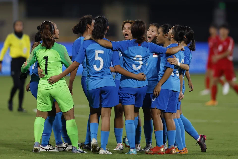 TIMBA PENGALAMAN: Pasukan bola sepak wanita Singapura membuat penampilan sulung mereka dalam Sukan Asia di Hangzhou, China. 