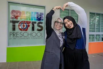 IBUKU INSPIRASIKU: Cik Nur Hazimah Ismail (kanan) berminat untuk menceburi bidang pendidikan awal kanak-kanak kerana terdorong oleh ibunya Cik Suraya Sulaiman (kiri) yang telah berkhidmat selama lebih 15 tahun dalam bidang tersebut. - Foto-foto BM oleh NUR DIYANA TAHA