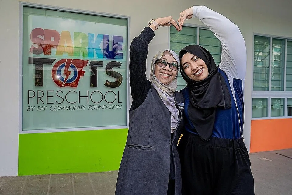 IBUKU INSPIRASIKU: Cik Nur Hazimah Ismail (kanan) berminat untuk menceburi bidang pendidikan awal kanak-kanak kerana terdorong oleh ibunya Cik Suraya Sulaiman (kiri) yang telah berkhidmat selama lebih 15 tahun dalam bidang tersebut. - Foto-foto BM oleh NUR DIYANA TAHA