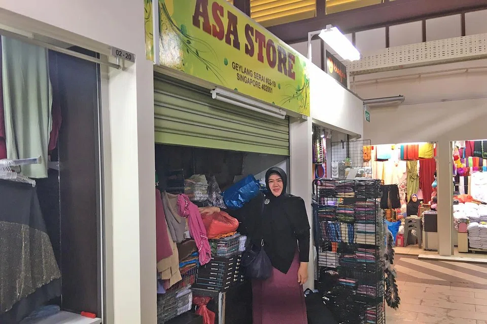 SAMBUT BAIK KERJA NAIK TARAF: Cik Siti Amizah Mohd Amin yang mengendalikan kedai pakaian Asa Store berasa gembira dengan perubahan yang dilakukan termasuk tambahan lebih lampu dan kipas bagi menjadikan suasana lebih terang dan kegiatan beli-belah lebih selesa. - Foto HAIRIANTO DIMAN