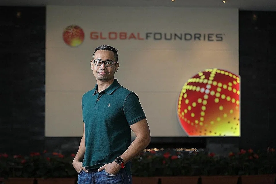 KELUAR DARI ZON SELESA: Encik Muhammad Izuandy Mohamed Anwar yang suka mencabar dirinya, memegang prinsip agar sentiasa membuka minda dan bersedia belajar perkara baru. - Foto BH oleh ONG WEE JIN