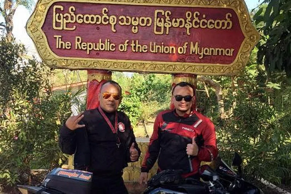 SEMPADAN MYANMAR: Encik Mohd Jarir Jumaen (kiri) dan Encik Ahmad Shahrir Mohd Khairi berada di sempadan Myanmar dalam kembara mereka. - Foto ihsan MOHD JARIR JUMAEN