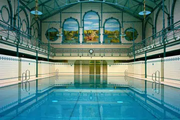 KOLAM RENANG SEPERTI MUZIUM: Satu-satunya kolam renang yang diperbuat daripada besi keluli, Stadtbad Charlottenburg adalah kolam renang tertutup yang menitikberatkan hiasan dalaman persis muzium dan perpustakaan lama.
