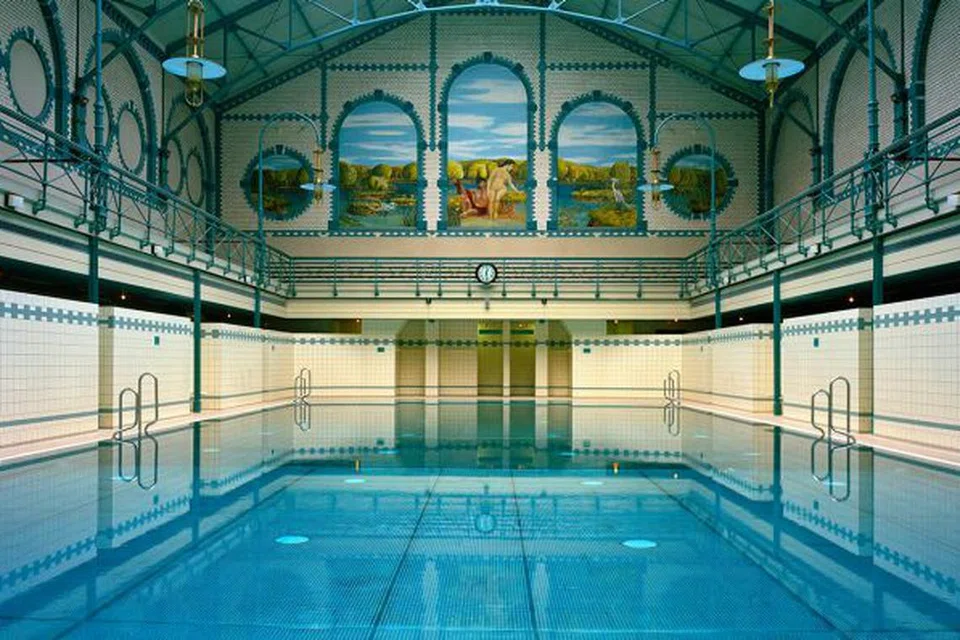 KOLAM RENANG SEPERTI MUZIUM: Satu-satunya kolam renang yang diperbuat daripada besi keluli, Stadtbad Charlottenburg adalah kolam renang tertutup yang menitikberatkan hiasan dalaman persis muzium dan perpustakaan lama.