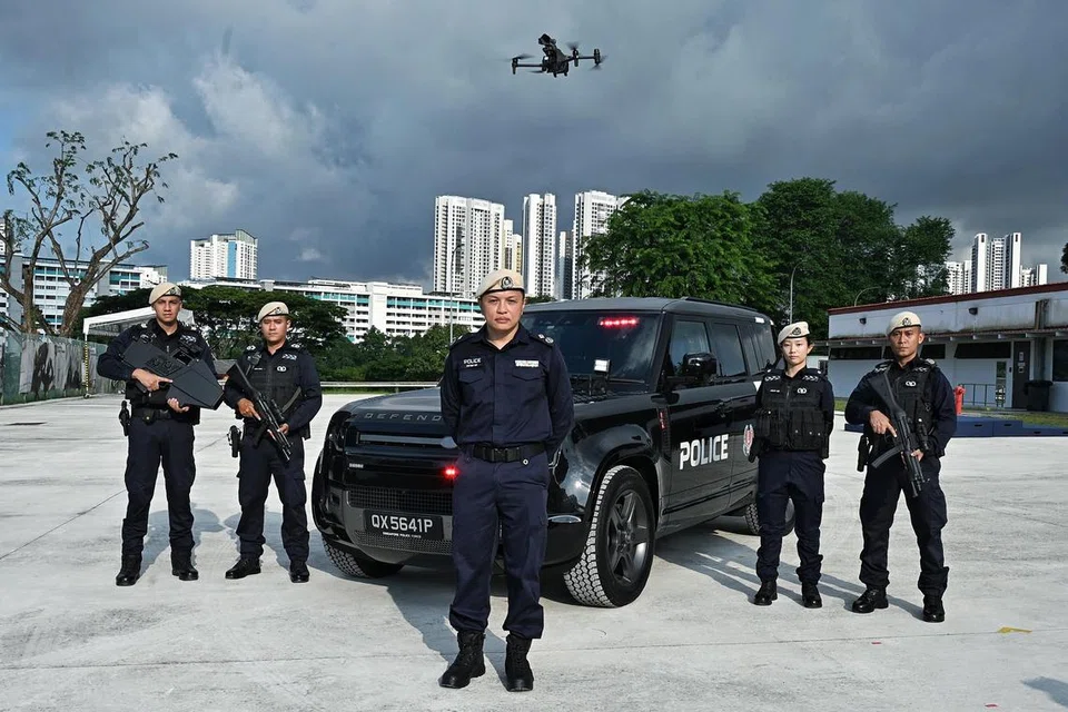 Pelancaran Pasukan Tindak Balas Lokasi Strategik (SLR) yang baru, di bawah Komand Keselamatan Perlindungan (ProCom), menandakan satu lagi langkah dalam transformasi ProCom untuk memperkukuh keupayaan respons keselamatan awam di barisan hadapan. Disertai aset seperti dron dan kenderaan Land Rover Defender 110, Komander ProCom, Penolong Pesuruhjaya Polis (AC) Victor Ho (tengah), mengetuai usaha tersebut. Turut bergambar bersama beliau adalah (dari kiri) Konstabel Khas/Sarjan (SC/SGT) Areef Sidek Tyebally, Inspektor Balai (SI) Muhammad Hermi Hamidon, Penolong Superintenden Polis (ASP) Jaslyn Lee, dan Staf Sarjan Kanan (SSSgt) Mohamed Rosly Mohamed Jamaluddin.