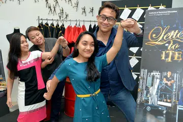 LUPUTKAN RASA GENTAR: Cik Safiah Suryani (kiri) dan adik kembarnya, Cik Sofiah Suryanti (tiga dari kiri), lebih berminat meneruskan bakat menyanyi, menari dan berlakon selepas dibimbing Cik Elnie S Mashari (dua dari kiri) dan Encik Zaini Tahir bagi muzikal 'Letters to ITE'. - Foto M.O. SALLEH