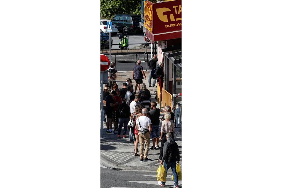 MAHU BERBELANJA: Orang ramai beratur untuk berbelanja di kedai-kedai dan pasar yang terletak di sempadan Sepanyol dan Perancis selepas ia dibuka semula 21 Jun lalu. - Foto EPA-EFE