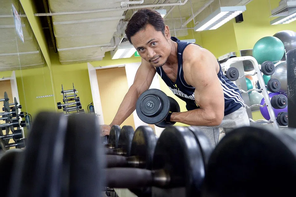 LEBIH BEROTOT: Dalam tempoh kurang tiga tahun sahaja Encik Zacky mampu mencapai impiannya mendapatkan tubuh yang berotot hasil latihan di gimnasium dan pemakanan yang lebih terkawal. - Foto JOHARI RAHMAT