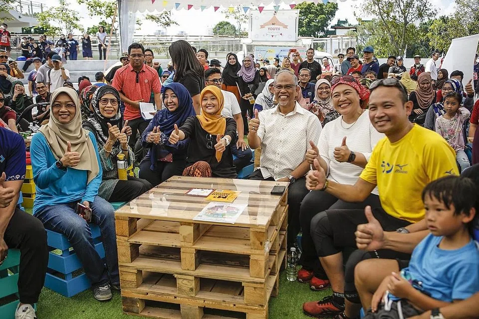 PESTA BELIA: Cik Rahayu Mahzam (tengah) dan Encik Masagos Zulkifli (kanan) di acara Pesta Belia dekat Taman Tasik Jurong pada 6 Julai lalu. - Foto BM oleh ZHANG XUAN