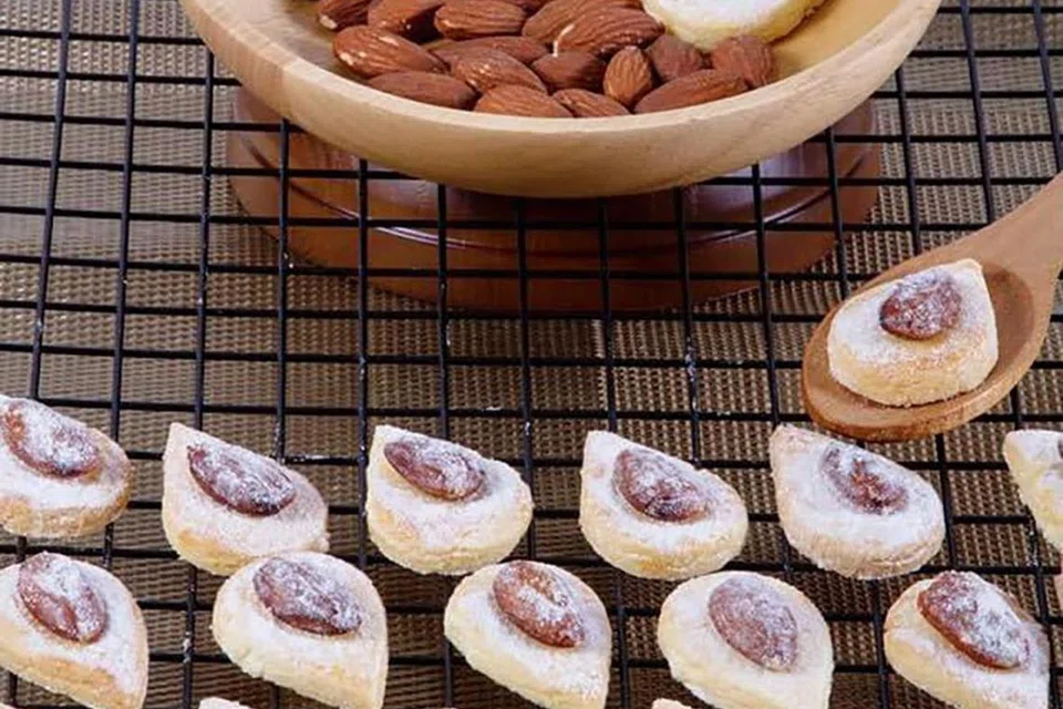 Biskut yang sudah dibakar dipindahkan ke atas redai atau rak penyejuk.