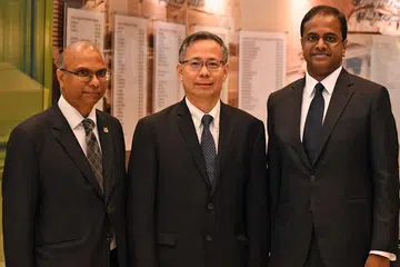 DIIKTIRAF SEBAGAI ANTARA PEGUAM TERBAIK: (Dari kanan) Encik Siraj, Encik Foo dan Encik Vijayendran setelah dilantik sebagai Peguam Kanan semalam. - Foto BH oleh DESMOND FOO