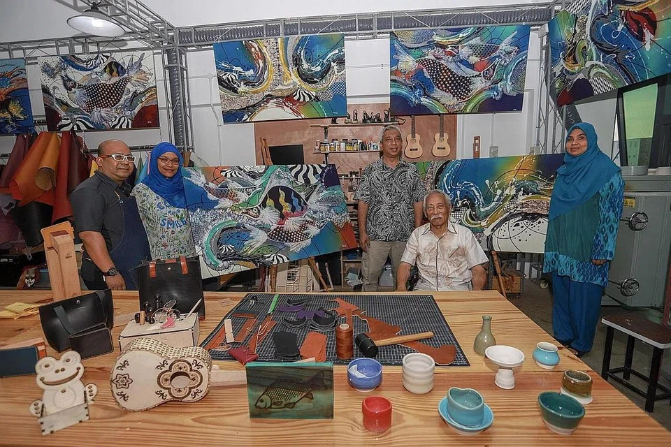 'LUAH TUMPAH KE NASI': Ika Zahri Sarkasi (kiri) mengikuti jejak langkah bapanya dalam menghidupkan seni tradisional lukisan batik. - Foto fail